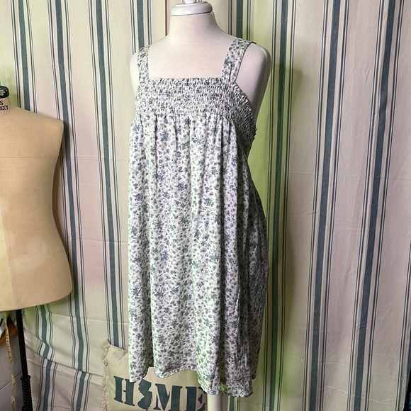 GILLI dress white blue ditzy fabric tank dress smocking wrinkle resistant - Picture 2 of 11